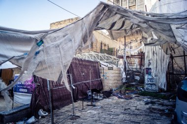 Hebron, Batı Şeria, 17 Aralık 2025. Ağır metal ayırma kapıları ve kontrol noktaları Eski Şehir 'deki Filistin mahalleleri ve İsrail kontrolündeki bölgeler arasındaki erişimi kontrol ediyor..