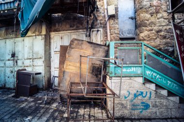 Hebron, Batı Şeria, 17 Aralık 2025. Ağır metal ayırma kapıları ve kontrol noktaları Eski Şehir 'deki Filistin mahalleleri ve İsrail kontrolündeki bölgeler arasındaki erişimi kontrol ediyor..