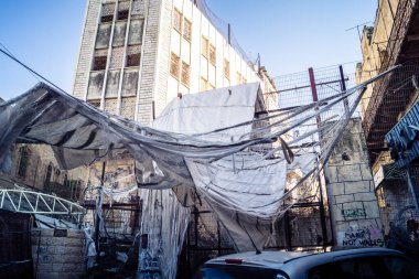 Hebron, Batı Şeria, 17 Aralık 2025. Ağır metal ayırma kapıları ve kontrol noktaları Eski Şehir 'deki Filistin mahalleleri ve İsrail kontrolündeki bölgeler arasındaki erişimi kontrol ediyor..