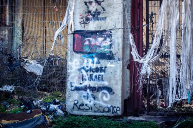 Hebron, Batı Şeria, 17 Aralık 2025 Siyasi grafiti ve duvar resimleri Eski Şehrin H2 sektöründe, bölünmüş şehrin merkezindeki Filistin direnişini ve kimliğini yansıtıyor..