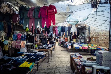 Hebron, Batı Şeria, 17 Aralık 2025 El Halil Çarşısı 'nda ekonomik sıkıntı. Bir zamanlar yoğun bir merkez olan pazar, şimdi hareket kısıtlamaları ve yakınlardaki yerleşim alanları yüzünden aşırı yoksullukla karşı karşıya..