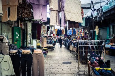 Hebron, Batı Şeria, 17 Aralık 2025 El Halil Çarşısı 'nda ekonomik sıkıntı. Bir zamanlar yoğun bir merkez olan pazar, şimdi hareket kısıtlamaları ve yakınlardaki yerleşim alanları yüzünden aşırı yoksullukla karşı karşıya..