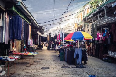 Hebron, Batı Şeria, 17 Aralık 2025 El Halil Çarşısı 'nda ekonomik sıkıntı. Bir zamanlar yoğun bir merkez olan pazar, şimdi hareket kısıtlamaları ve yakınlardaki yerleşim alanları yüzünden aşırı yoksullukla karşı karşıya..