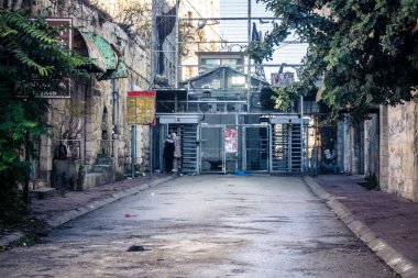 Hebron, Batı Şeria, 17 Aralık 2025. Ağır metal ayırma kapıları ve kontrol noktaları Eski Şehir 'deki Filistin mahalleleri ve İsrail kontrolündeki bölgeler arasındaki erişimi kontrol ediyor..