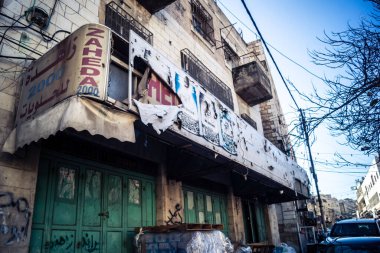 Hebron, Batı Şeria, 17 Aralık 2025. Ağır metal ayırma kapıları ve kontrol noktaları Eski Şehir 'deki Filistin mahalleleri ve İsrail kontrolündeki bölgeler arasındaki erişimi kontrol ediyor..