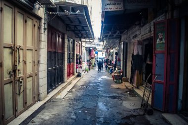 Hebron, Batı Şeria, 17 Aralık 2025. Ağır metal ayırma kapıları ve kontrol noktaları Eski Şehir 'deki Filistin mahalleleri ve İsrail kontrolündeki bölgeler arasındaki erişimi kontrol ediyor..