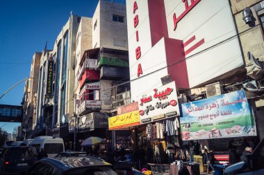 Hebron, Batı Şeria, 17 Aralık 2025 Vibrant sokak yaşamı ve Filistin 'deki El Halil' in merkezindeki işlek pazarlar. Sarı taksiler ve kalabalık kalabalık kalabalık işlek caddelerde geziniyor..