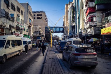 Hebron, Batı Şeria, 17 Aralık 2025 Vibrant sokak yaşamı ve Filistin 'deki El Halil' in merkezindeki işlek pazarlar. Sarı taksiler ve kalabalık kalabalık kalabalık işlek caddelerde geziniyor..