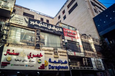 Hebron, Batı Şeria, 17 Aralık 2025 Vibrant sokak yaşamı ve Filistin 'deki El Halil' in merkezindeki işlek pazarlar. Sarı taksiler ve kalabalık kalabalık kalabalık işlek caddelerde geziniyor..