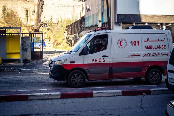 Hebron, Batı Şeria, 17 Aralık 2025 Ambulans, El Halil içinde acil müdahale. Acil tıbbi hizmetler kritik bakım sağlamak için Batı Şeria 'nın karmaşık kentsel ortamında yol almaktadır..
