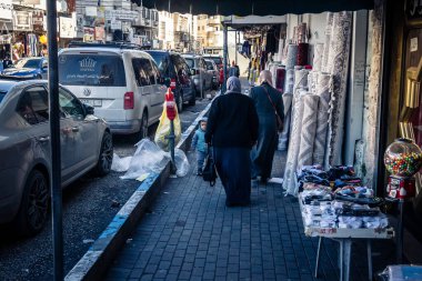 Hebron, Batı Şeria, 17 Aralık 2025 Vibrant sokak yaşamı ve Filistin 'deki El Halil' in merkezindeki işlek pazarlar. Sarı taksiler ve kalabalık kalabalık kalabalık işlek caddelerde geziniyor..