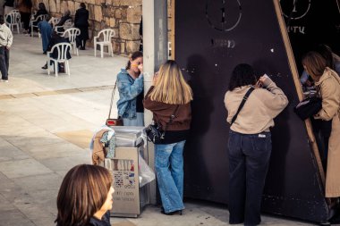 Kudüs, İsrail, 14 Aralık 2025 'te Kudüs' teki Hanuka kutlamalarının ilk gününde Batı Duvarı 'nın (Kotel) kadınlar bölümünde dua eden Yahudi kadınlar görülüyor..