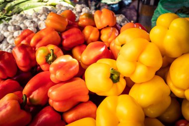 Hebron, Batı Şeria, 18 Aralık 2025 Yerel bir Filistin pazarında mevsimlik sebzeler. Tarım ticareti yerel toplum için hayati önem taşıyor. Topraklarla olan derin bağlantıyı simgeliyor..