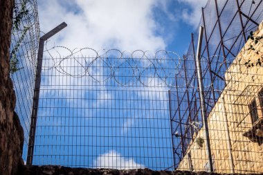 Hebron, Batı Şeria, 19 Aralık 2025 Eski Şehir 'deki dar sokaklar ve taş kemerler. Geleneksel mimari, bu Filistin yönetimindeki bölgede muhafaza edilen kültürel mirası sergiliyor..