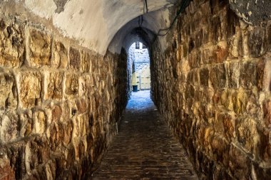 Hebron, Batı Şeria, 19 Aralık 2025 Eski Şehir 'deki dar sokaklar ve taş kemerler. Geleneksel mimari, bu Filistin yönetimindeki bölgede muhafaza edilen kültürel mirası sergiliyor..