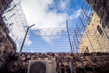 Hebron, Batı Şeria, 19 Aralık 2025 Eski Şehir 'deki dar sokaklar ve taş kemerler. Geleneksel mimari, bu Filistin yönetimindeki bölgede muhafaza edilen kültürel mirası sergiliyor..