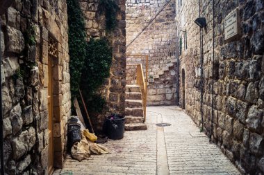 Hebron, Batı Şeria, 19 Aralık 2025 Eski Şehir 'deki dar sokaklar ve taş kemerler. Geleneksel mimari, bu Filistin yönetimindeki bölgede muhafaza edilen kültürel mirası sergiliyor..