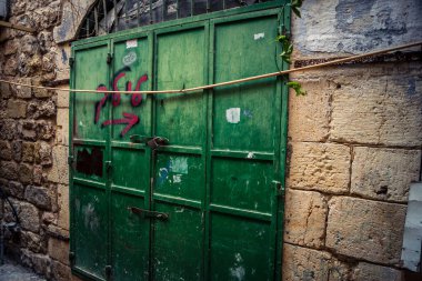 Hebron, Batı Şeria, 19 Aralık 2025 Eski Şehir 'deki dar sokaklar ve taş kemerler. Geleneksel mimari, bu Filistin yönetimindeki bölgede muhafaza edilen kültürel mirası sergiliyor..