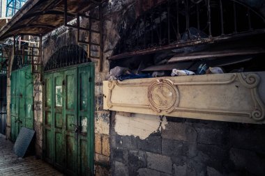 Hebron, Batı Şeria, 19 Aralık 2025 Eski Şehir 'deki dar sokaklar ve taş kemerler. Geleneksel mimari, bu Filistin yönetimindeki bölgede muhafaza edilen kültürel mirası sergiliyor..