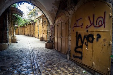 Hebron, Batı Şeria, 19 Aralık 2025 Eski Şehir 'deki dar sokaklar ve taş kemerler. Geleneksel mimari, bu Filistin yönetimindeki bölgede muhafaza edilen kültürel mirası sergiliyor..