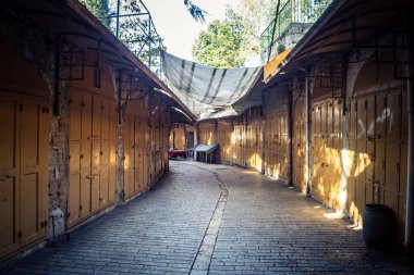 Hebron, Batı Şeria, 19 Aralık 2025 Eski Şehir 'deki dar sokaklar ve taş kemerler. Geleneksel mimari, bu Filistin yönetimindeki bölgede muhafaza edilen kültürel mirası sergiliyor..