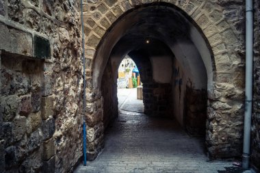 Hebron, Batı Şeria, 19 Aralık 2025 Eski Şehir 'deki dar sokaklar ve taş kemerler. Geleneksel mimari, bu Filistin yönetimindeki bölgede muhafaza edilen kültürel mirası sergiliyor..