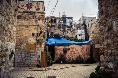 Hebron, Batı Şeria, 19 Aralık 2025 Eski Şehir 'deki dar sokaklar ve taş kemerler. Geleneksel mimari, bu Filistin yönetimindeki bölgede muhafaza edilen kültürel mirası sergiliyor..