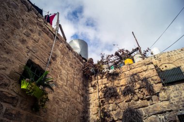 Hebron, Batı Şeria, 19 Aralık 2025 Eski Şehir 'deki dar sokaklar ve taş kemerler. Geleneksel mimari, bu Filistin yönetimindeki bölgede muhafaza edilen kültürel mirası sergiliyor..