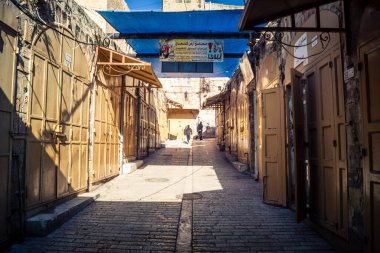 Hebron, Batı Şeria, 19 Aralık 2025 Eski Şehir 'deki dar sokaklar ve taş kemerler. Geleneksel mimari, bu Filistin yönetimindeki bölgede muhafaza edilen kültürel mirası sergiliyor..