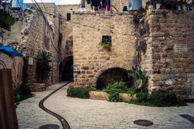 Hebron, Batı Şeria, 19 Aralık 2025 Eski Şehir 'deki dar sokaklar ve taş kemerler. Geleneksel mimari, bu Filistin yönetimindeki bölgede muhafaza edilen kültürel mirası sergiliyor..