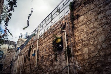 Hebron, Batı Şeria, 19 Aralık 2025 Eski Şehir 'deki dar sokaklar ve taş kemerler. Geleneksel mimari, bu Filistin yönetimindeki bölgede muhafaza edilen kültürel mirası sergiliyor..