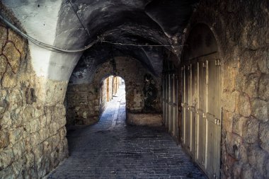 Hebron, Batı Şeria, 19 Aralık 2025 Eski Şehir 'deki dar sokaklar ve taş kemerler. Geleneksel mimari, bu Filistin yönetimindeki bölgede muhafaza edilen kültürel mirası sergiliyor..