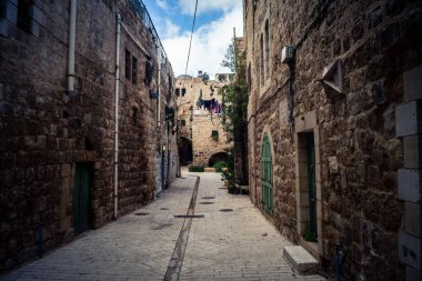 Hebron, Batı Şeria, 19 Aralık 2025 Eski Şehir 'deki dar sokaklar ve taş kemerler. Geleneksel mimari, bu Filistin yönetimindeki bölgede muhafaza edilen kültürel mirası sergiliyor..