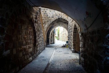 Hebron, Batı Şeria, 19 Aralık 2025 Eski Şehir 'deki dar sokaklar ve taş kemerler. Geleneksel mimari, bu Filistin yönetimindeki bölgede muhafaza edilen kültürel mirası sergiliyor..