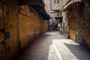 Hebron, Batı Şeria, 19 Aralık 2025 Eski Şehir 'deki dar sokaklar ve taş kemerler. Geleneksel mimari, bu Filistin yönetimindeki bölgede muhafaza edilen kültürel mirası sergiliyor..