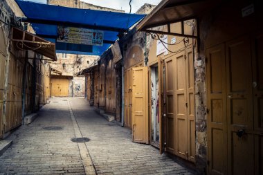 Hebron, Batı Şeria, 19 Aralık 2025 Eski Şehir 'deki dar sokaklar ve taş kemerler. Geleneksel mimari, bu Filistin yönetimindeki bölgede muhafaza edilen kültürel mirası sergiliyor..