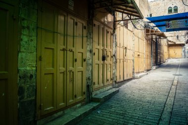 Hebron, Batı Şeria, 19 Aralık 2025 Eski Şehir 'deki dar sokaklar ve taş kemerler. Geleneksel mimari, bu Filistin yönetimindeki bölgede muhafaza edilen kültürel mirası sergiliyor..