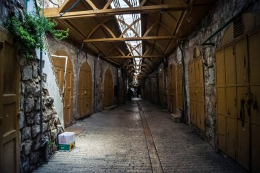 Hebron, Batı Şeria, 19 Aralık 2025 Eski Şehir 'deki dar sokaklar ve taş kemerler. Geleneksel mimari, bu Filistin yönetimindeki bölgede muhafaza edilen kültürel mirası sergiliyor..
