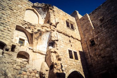 Hebron, Batı Şeria, 19 Aralık 2025 Eski Şehir 'deki dar sokaklar ve taş kemerler. Geleneksel mimari, bu Filistin yönetimindeki bölgede muhafaza edilen kültürel mirası sergiliyor..