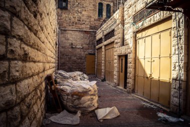 Hebron, Batı Şeria, 19 Aralık 2025 Eski Şehir 'deki dar sokaklar ve taş kemerler. Geleneksel mimari, bu Filistin yönetimindeki bölgede muhafaza edilen kültürel mirası sergiliyor..