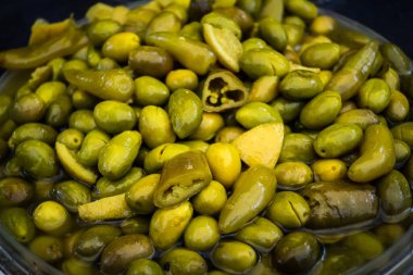 Hebron, Batı Şeria, 19 Aralık 2025. El Halil 'deki yerel bir tezgahta satılık taze zeytinlerin yakın çekimi. Zeytin ve zeytinyağı Filistin mirasının merkezi sembolleridir..