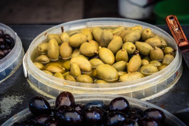 Hebron, Batı Şeria, 19 Aralık 2025. El Halil 'deki yerel bir tezgahta satılık taze zeytinlerin yakın çekimi. Zeytin ve zeytinyağı Filistin mirasının merkezi sembolleridir..