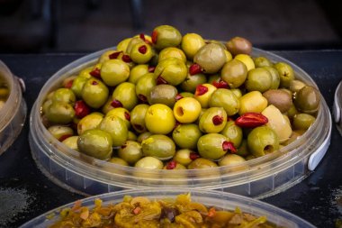 Hebron, Batı Şeria, 19 Aralık 2025. El Halil 'deki yerel bir tezgahta satılık taze zeytinlerin yakın çekimi. Zeytin ve zeytinyağı Filistin mirasının merkezi sembolleridir..