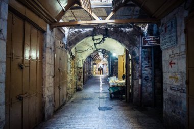 Hebron, Batı Şeria, 19 Aralık 2025 Eski Şehir 'deki dar sokaklar ve taş kemerler. Geleneksel mimari, bu Filistin yönetimindeki bölgede muhafaza edilen kültürel mirası sergiliyor..