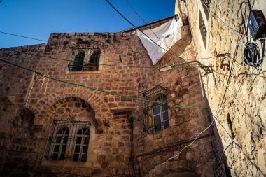 Hebron, Batı Şeria, 19 Aralık 2025 Eski Şehir 'deki dar sokaklar ve taş kemerler. Geleneksel mimari, bu Filistin yönetimindeki bölgede muhafaza edilen kültürel mirası sergiliyor..