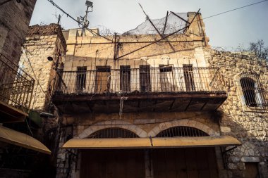 Hebron, Batı Şeria, 19 Aralık 2025 Eski Şehir 'deki dar sokaklar ve taş kemerler. Geleneksel mimari, bu Filistin yönetimindeki bölgede muhafaza edilen kültürel mirası sergiliyor..
