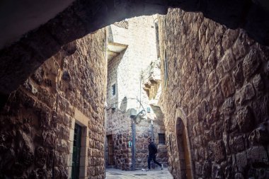 Hebron, Batı Şeria, 19 Aralık 2025 Eski Şehir 'deki dar sokaklar ve taş kemerler. Geleneksel mimari, bu Filistin yönetimindeki bölgede muhafaza edilen kültürel mirası sergiliyor..