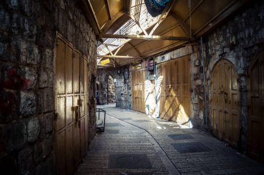 Hebron, Batı Şeria, 19 Aralık 2025 Eski Şehir 'deki dar sokaklar ve taş kemerler. Geleneksel mimari, bu Filistin yönetimindeki bölgede muhafaza edilen kültürel mirası sergiliyor..