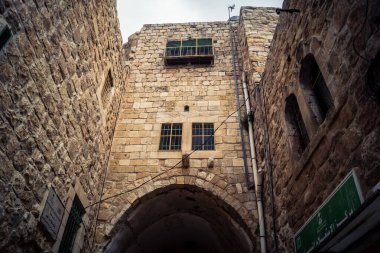 Hebron, Batı Şeria, 19 Aralık 2025 Eski Şehir 'deki dar sokaklar ve taş kemerler. Geleneksel mimari, bu Filistin yönetimindeki bölgede muhafaza edilen kültürel mirası sergiliyor..