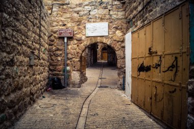 Hebron, Batı Şeria, 19 Aralık 2025 Eski Şehir 'deki dar sokaklar ve taş kemerler. Geleneksel mimari, bu Filistin yönetimindeki bölgede muhafaza edilen kültürel mirası sergiliyor..